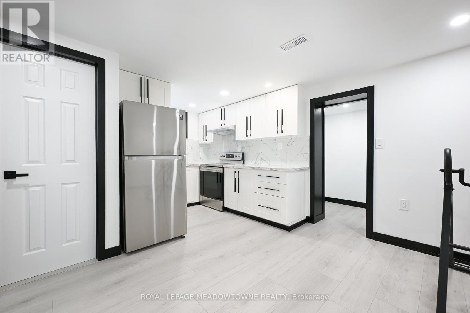 374 Highway 8, Hamilton, ON - Indoor Photo Showing Kitchen