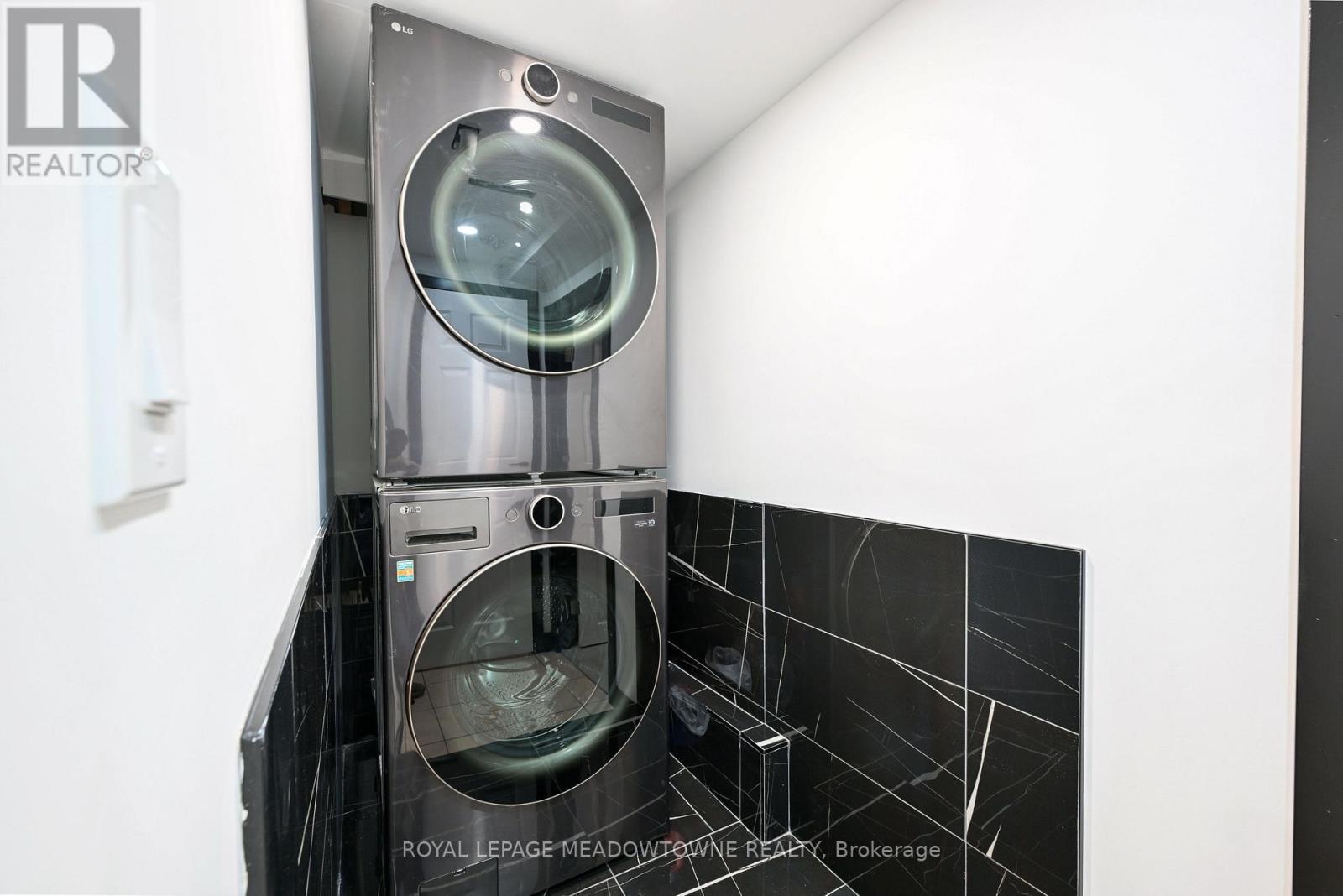 374 Highway 8, Hamilton, ON - Indoor Photo Showing Laundry Room