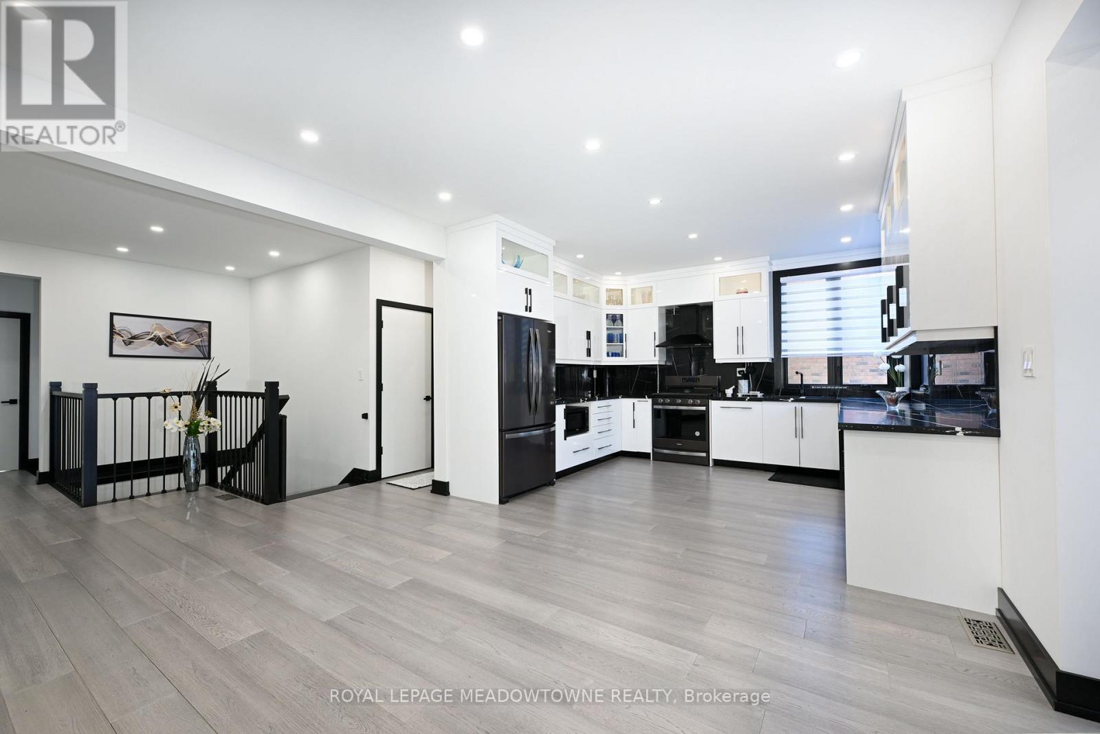 374 Highway 8, Hamilton, ON - Indoor Photo Showing Kitchen