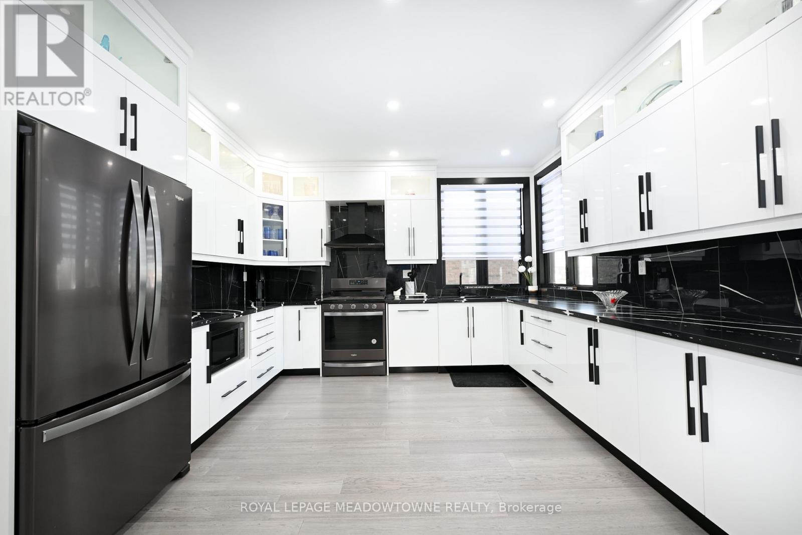 374 Highway 8, Hamilton, ON - Indoor Photo Showing Kitchen With Upgraded Kitchen