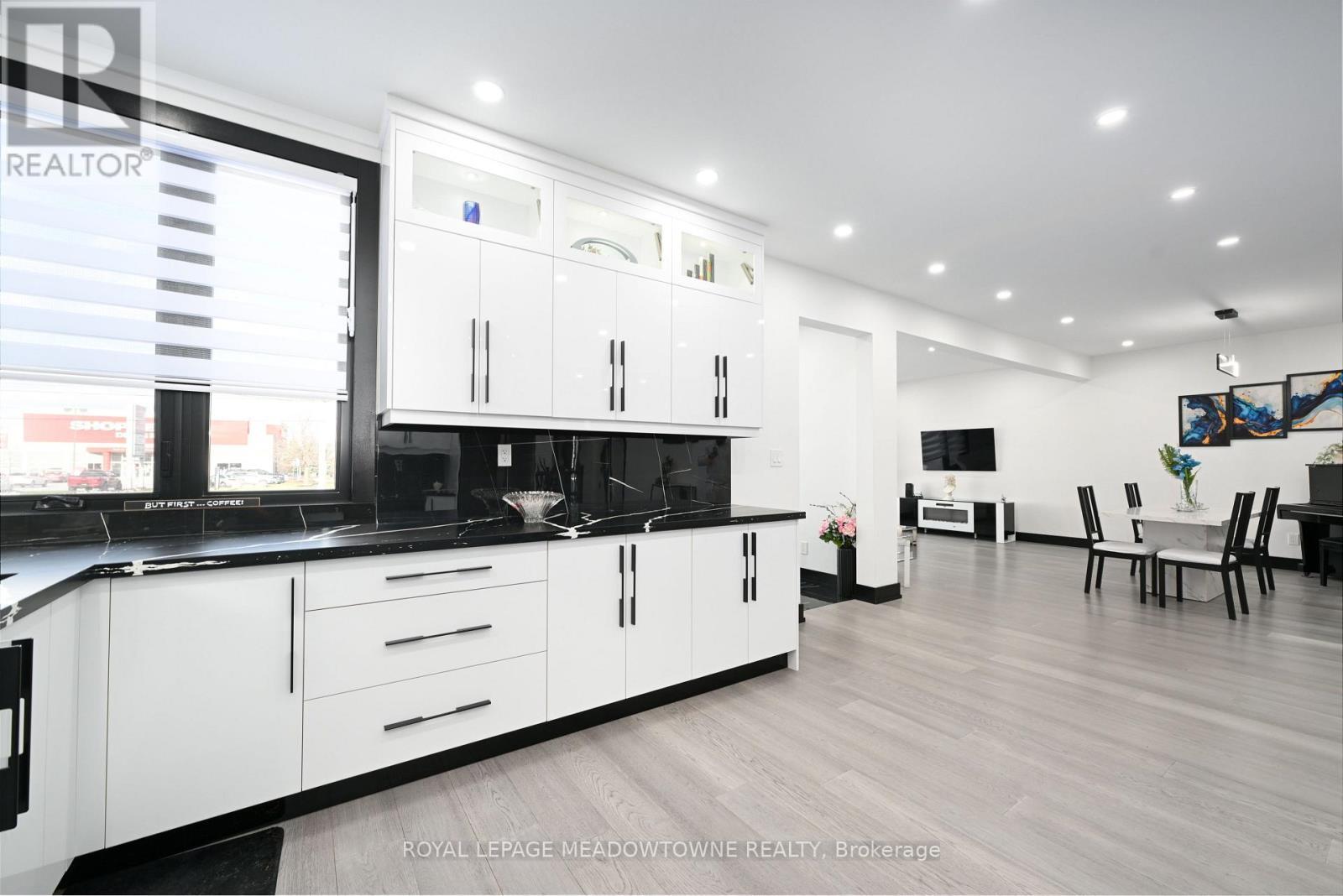 374 Highway 8, Hamilton, ON - Indoor Photo Showing Kitchen