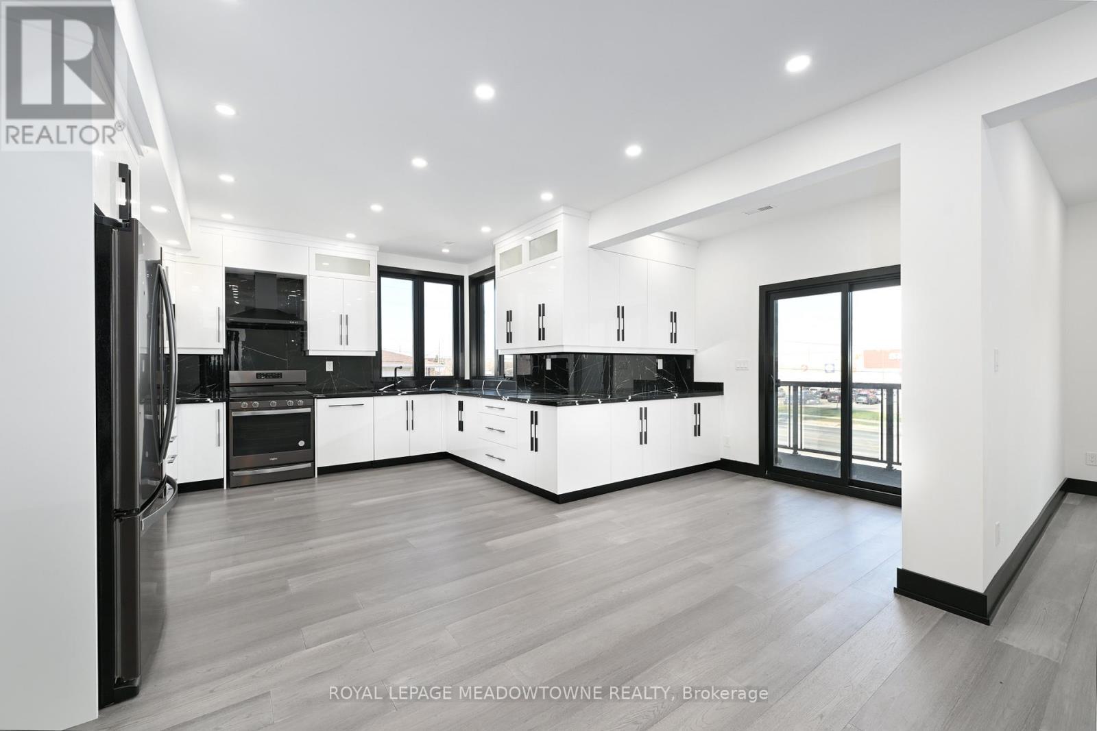 374 Highway 8, Hamilton, ON - Indoor Photo Showing Kitchen