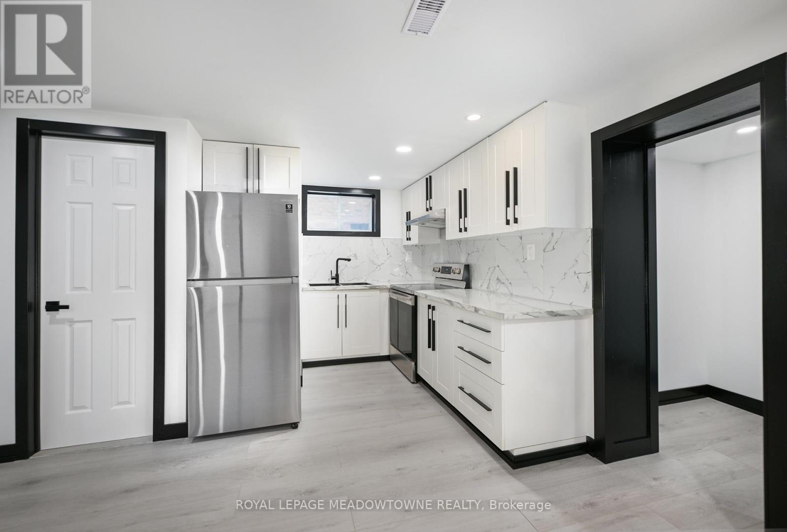 374 Highway 8, Hamilton, ON - Indoor Photo Showing Kitchen