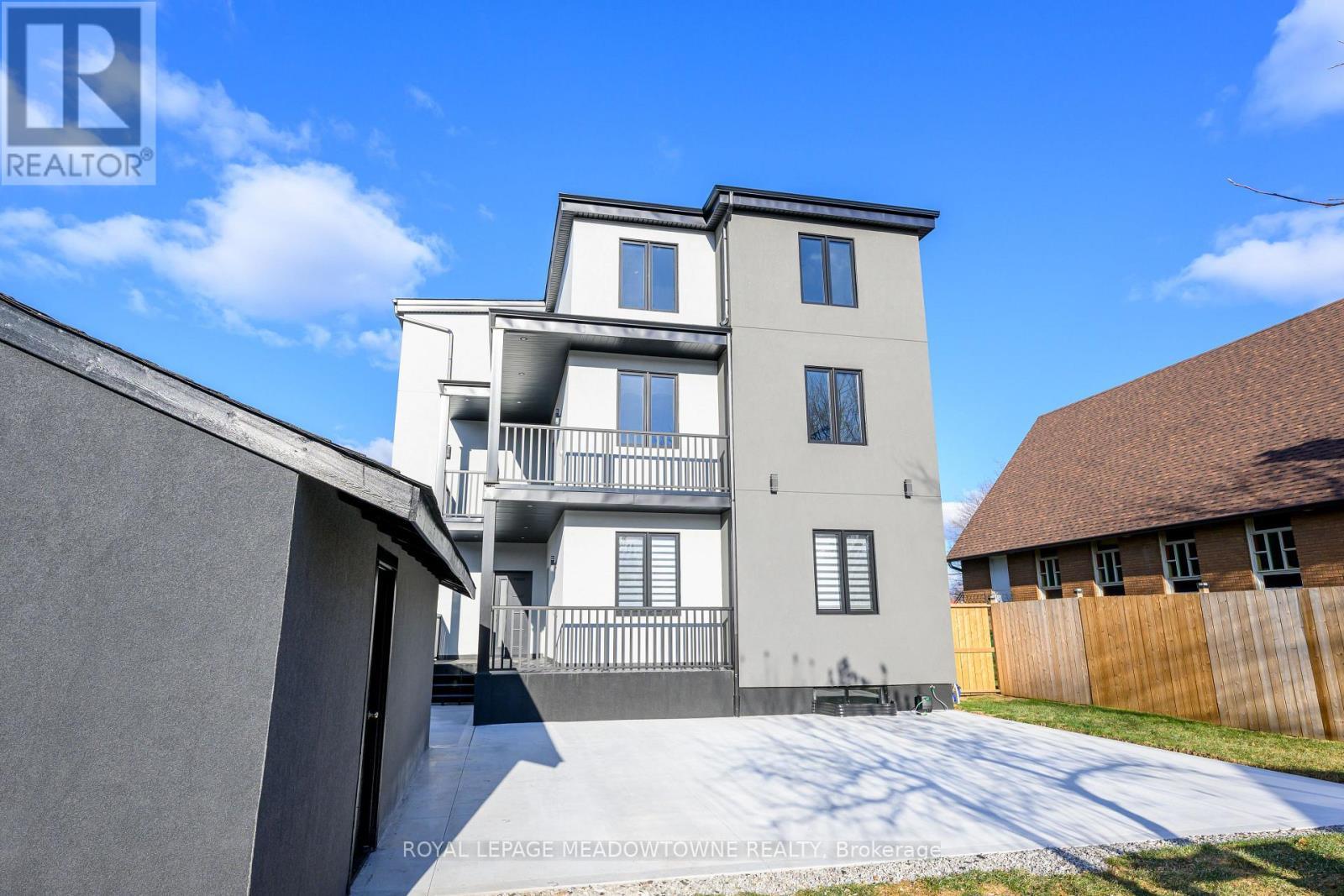 374 Highway 8, Hamilton, ON - Outdoor With Balcony