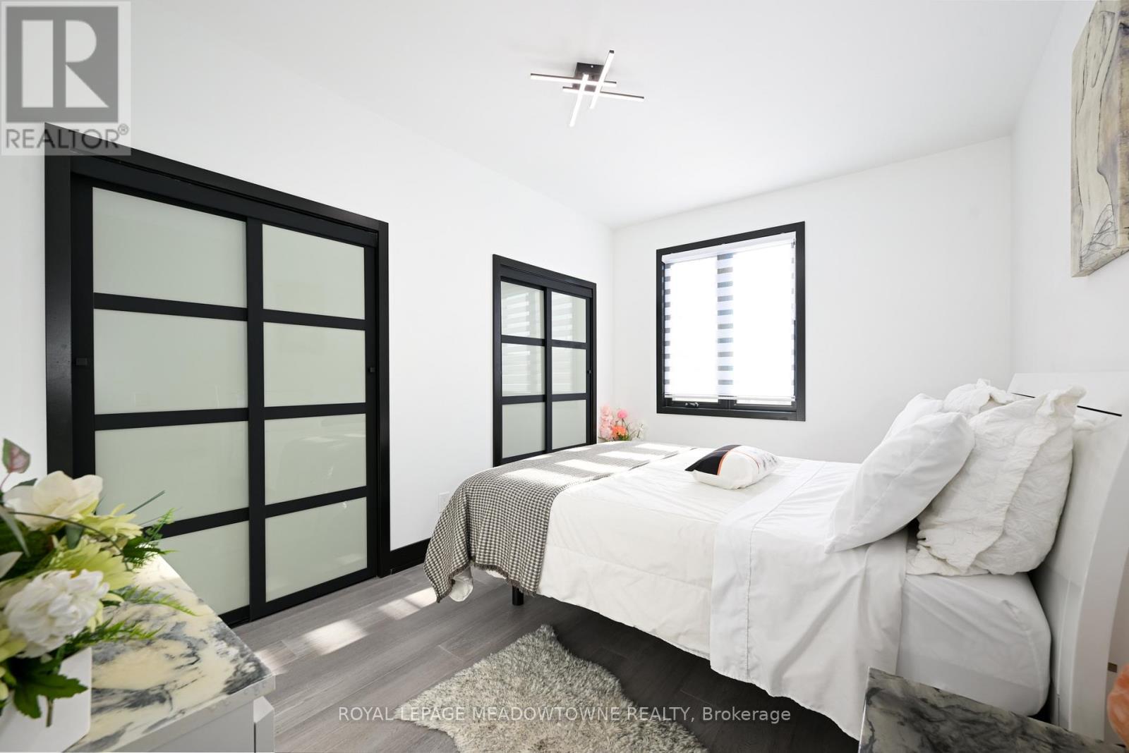 374 Highway 8, Hamilton, ON - Indoor Photo Showing Bedroom