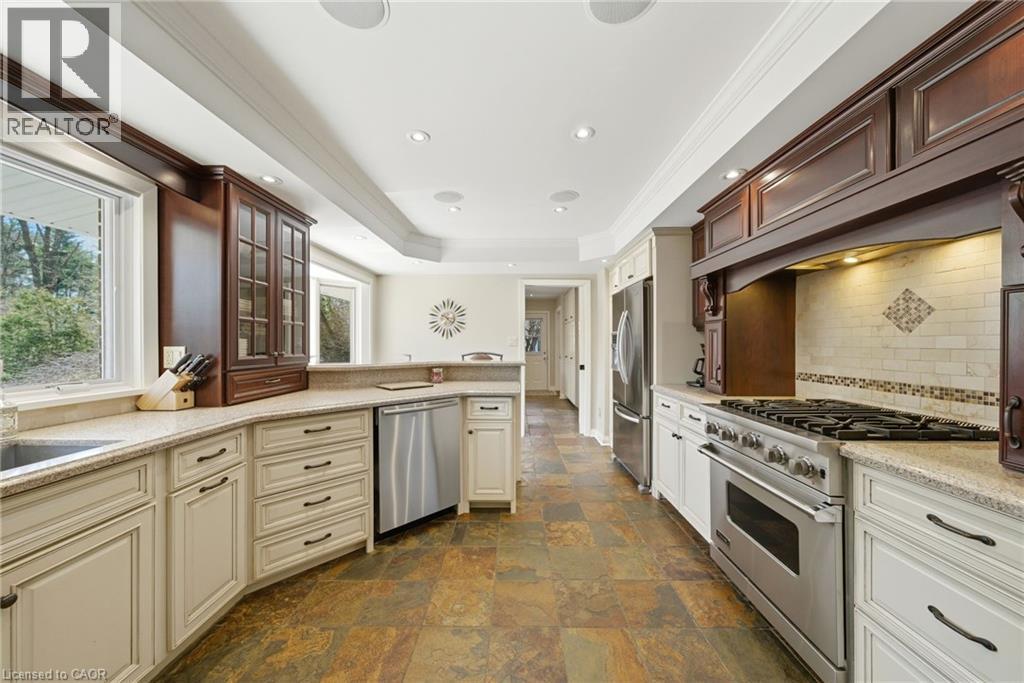 6 Summit Circle, Simcoe, ON - Indoor Photo Showing Kitchen With Upgraded Kitchen