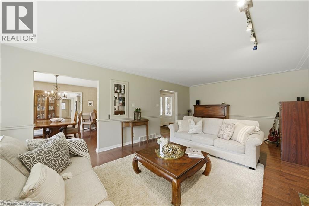 6 Summit Circle, Simcoe, ON - Indoor Photo Showing Living Room