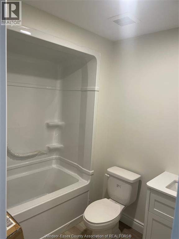 647 Janette Unit# B, Windsor, ON - Indoor Photo Showing Bathroom