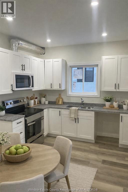 647 Janette Unit# B, Windsor, ON - Indoor Photo Showing Kitchen