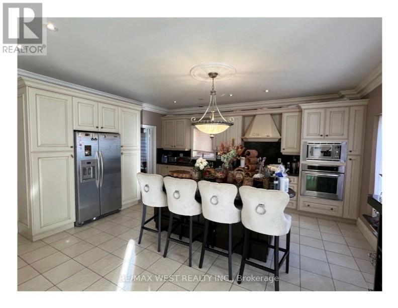 64 Kingmount Crescent, Richmond Hill, ON - Indoor Photo Showing Dining Room