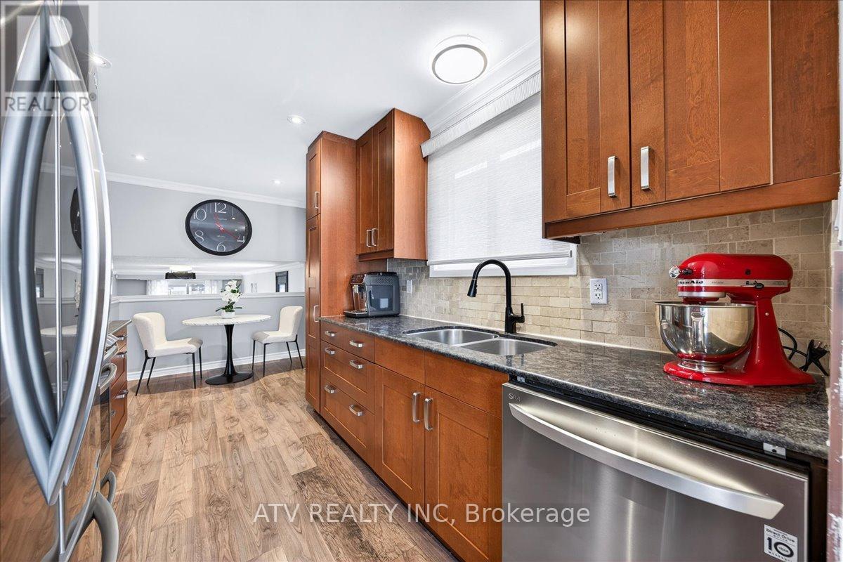 2504 Glamworth Crescent, Mississauga, ON - Indoor Photo Showing Kitchen With Double Sink