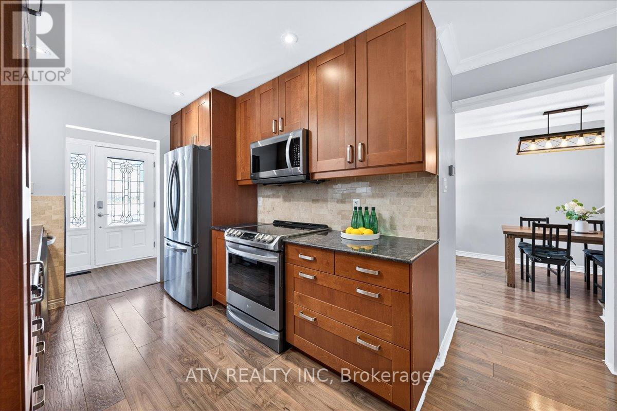 2504 Glamworth Crescent, Mississauga, ON - Indoor Photo Showing Kitchen