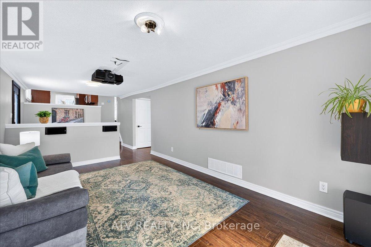 2504 Glamworth Crescent, Mississauga, ON - Indoor Photo Showing Living Room