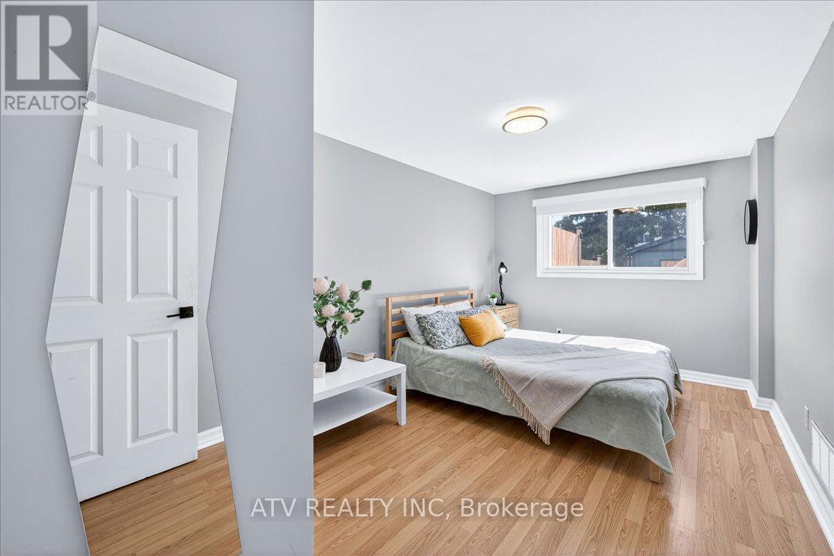 2504 Glamworth Crescent, Mississauga, ON - Indoor Photo Showing Bedroom
