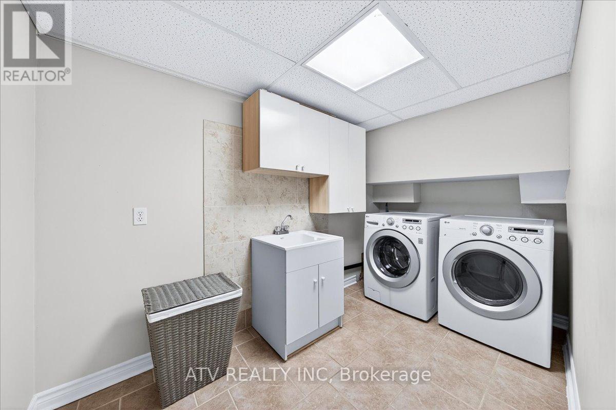 2504 Glamworth Crescent, Mississauga, ON - Indoor Photo Showing Laundry Room