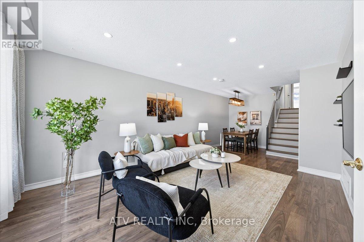 2504 Glamworth Crescent, Mississauga, ON - Indoor Photo Showing Living Room