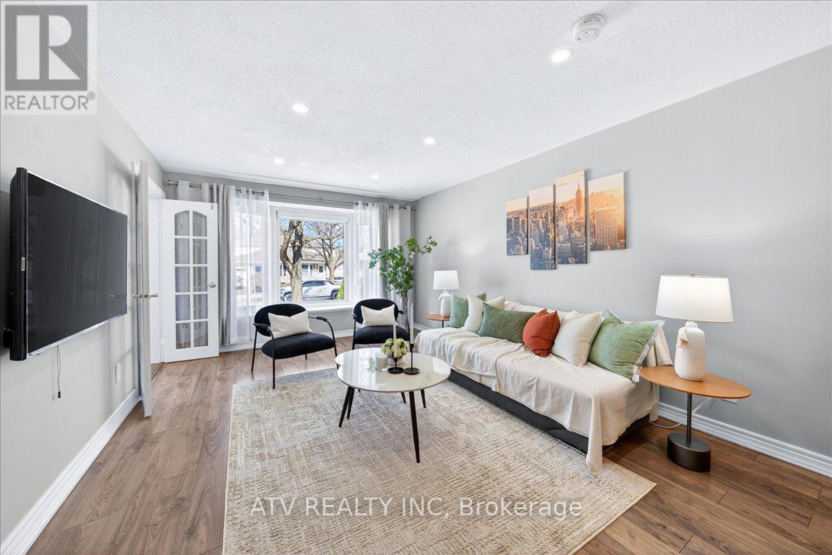 2504 Glamworth Crescent, Mississauga, ON - Indoor Photo Showing Living Room