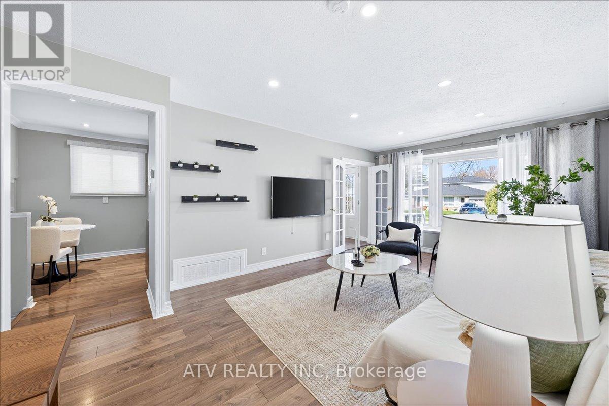 2504 Glamworth Crescent, Mississauga, ON - Indoor Photo Showing Living Room