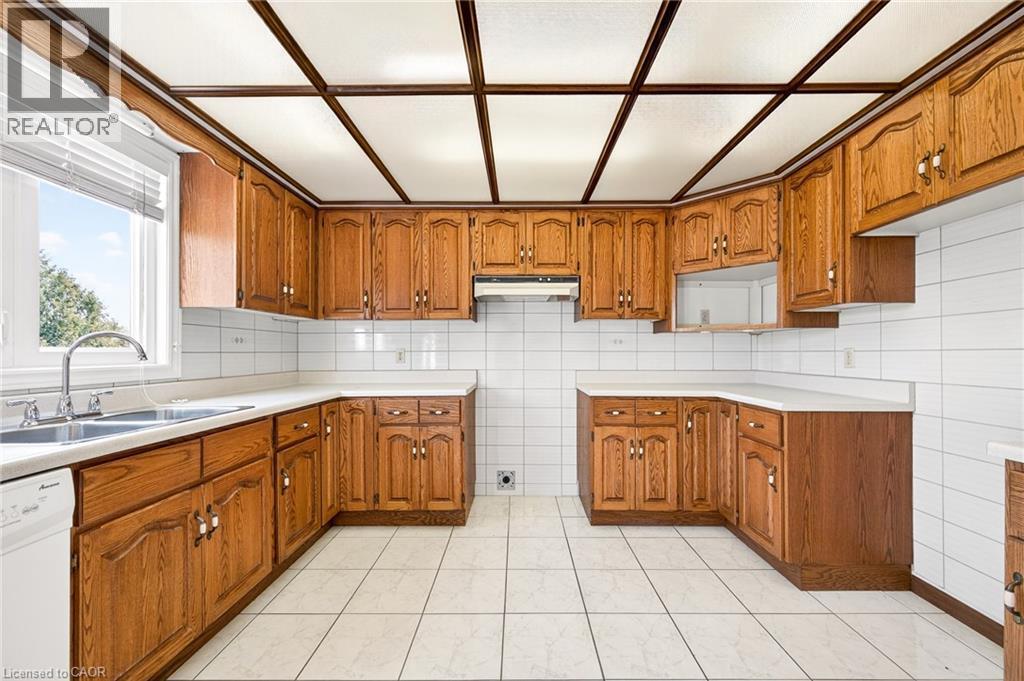 27 Trieste Place, Hamilton, ON - Indoor Photo Showing Kitchen With Double Sink