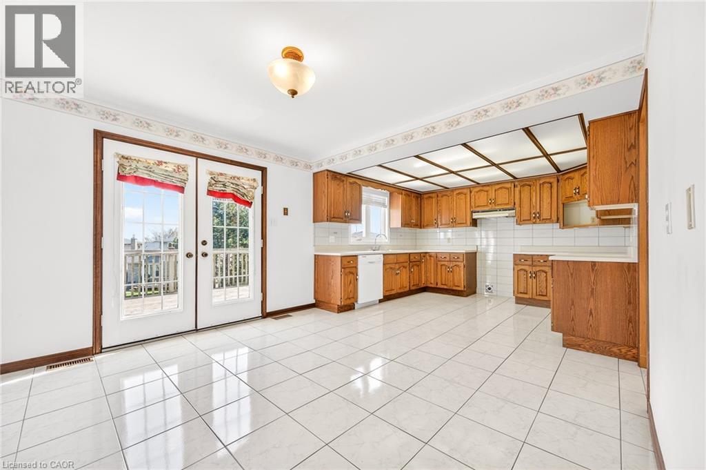 27 Trieste Place, Hamilton, ON - Indoor Photo Showing Kitchen