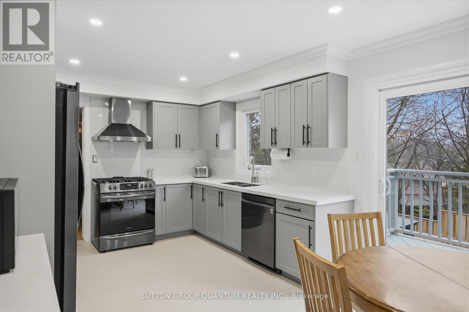 2509 King Forrest Drive, Mississauga, ON - Indoor Photo Showing Kitchen With Double Sink With Upgraded Kitchen