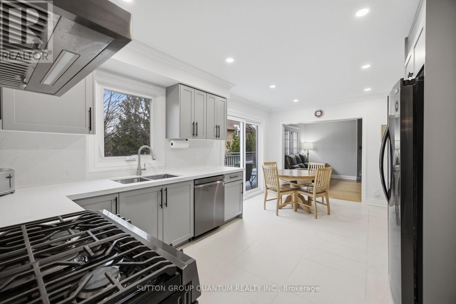 2509 King Forrest Drive, Mississauga, ON - Indoor Photo Showing Kitchen With Double Sink With Upgraded Kitchen