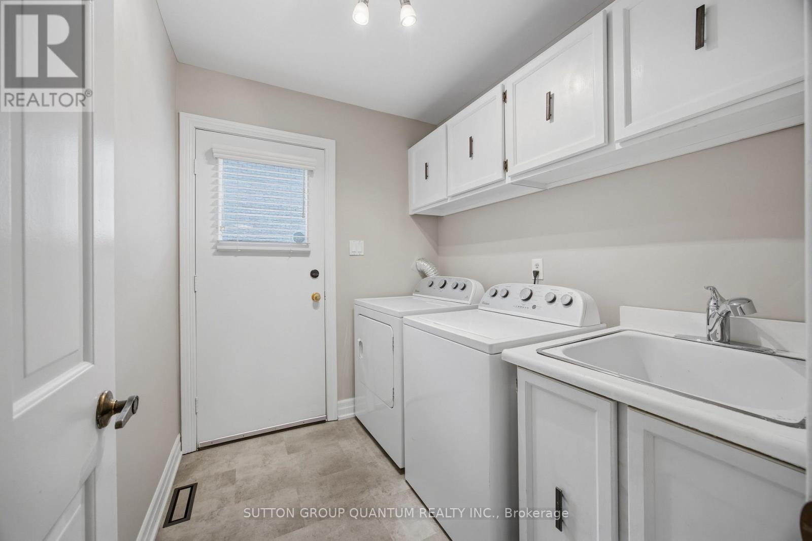 2509 King Forrest Drive, Mississauga, ON - Indoor Photo Showing Laundry Room