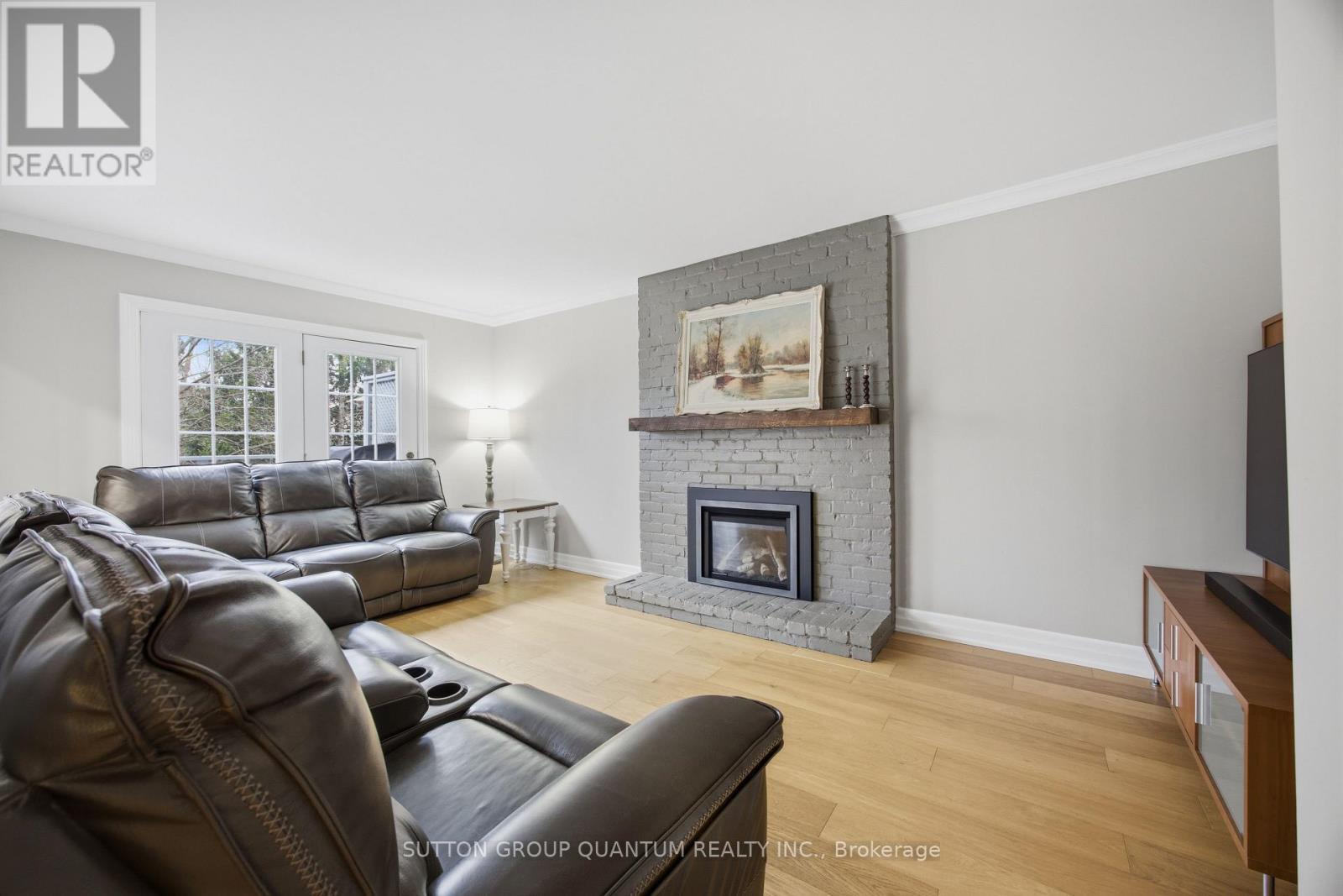 2509 King Forrest Drive, Mississauga, ON - Indoor Photo Showing Living Room With Fireplace