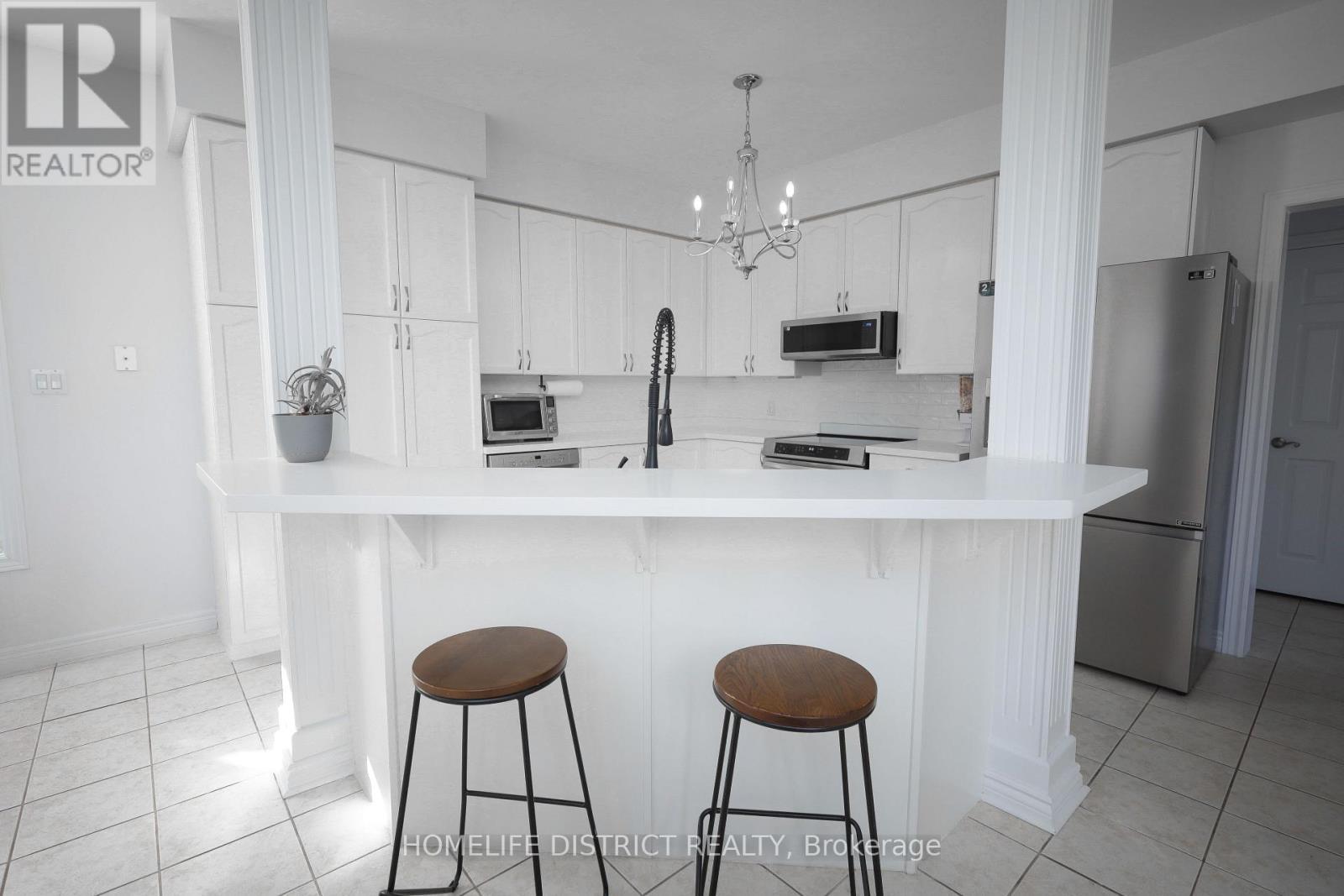 847 Greenleaf Gate, Oshawa, ON - Indoor Photo Showing Kitchen With Upgraded Kitchen