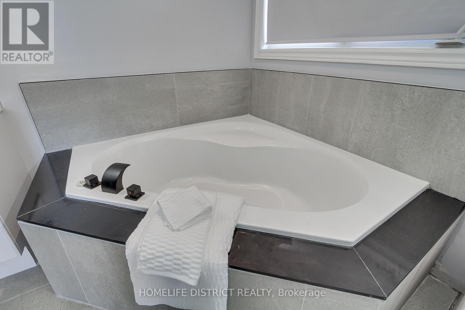 847 Greenleaf Gate, Oshawa, ON - Indoor Photo Showing Bathroom