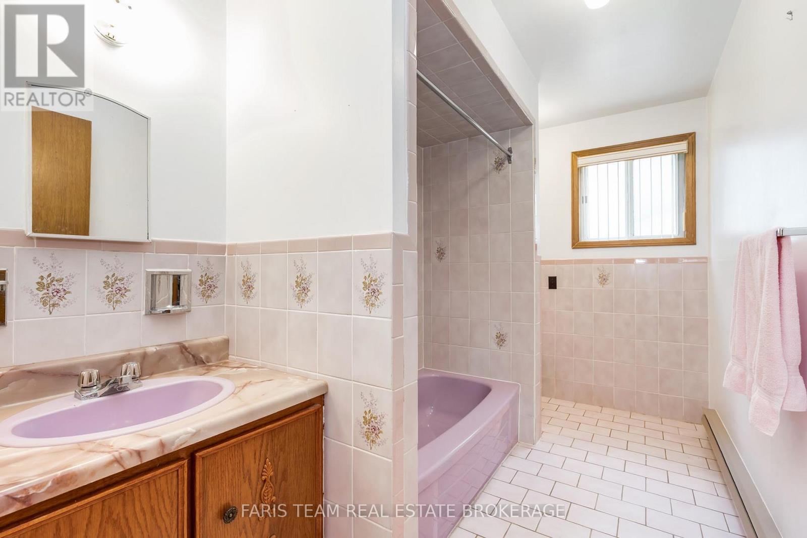 39 Rosemary Road, Tiny, ON - Indoor Photo Showing Bathroom