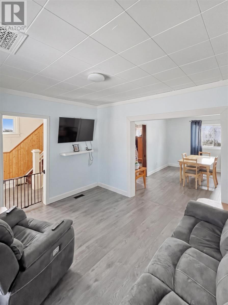 86 Pardee Ave, Sault Ste Marie, ON - Indoor Photo Showing Living Room