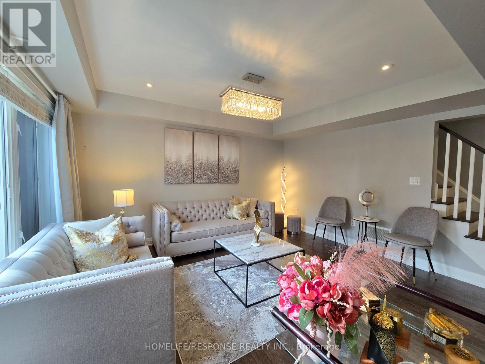 635 Scott Boulevard, Milton, ON - Indoor Photo Showing Living Room