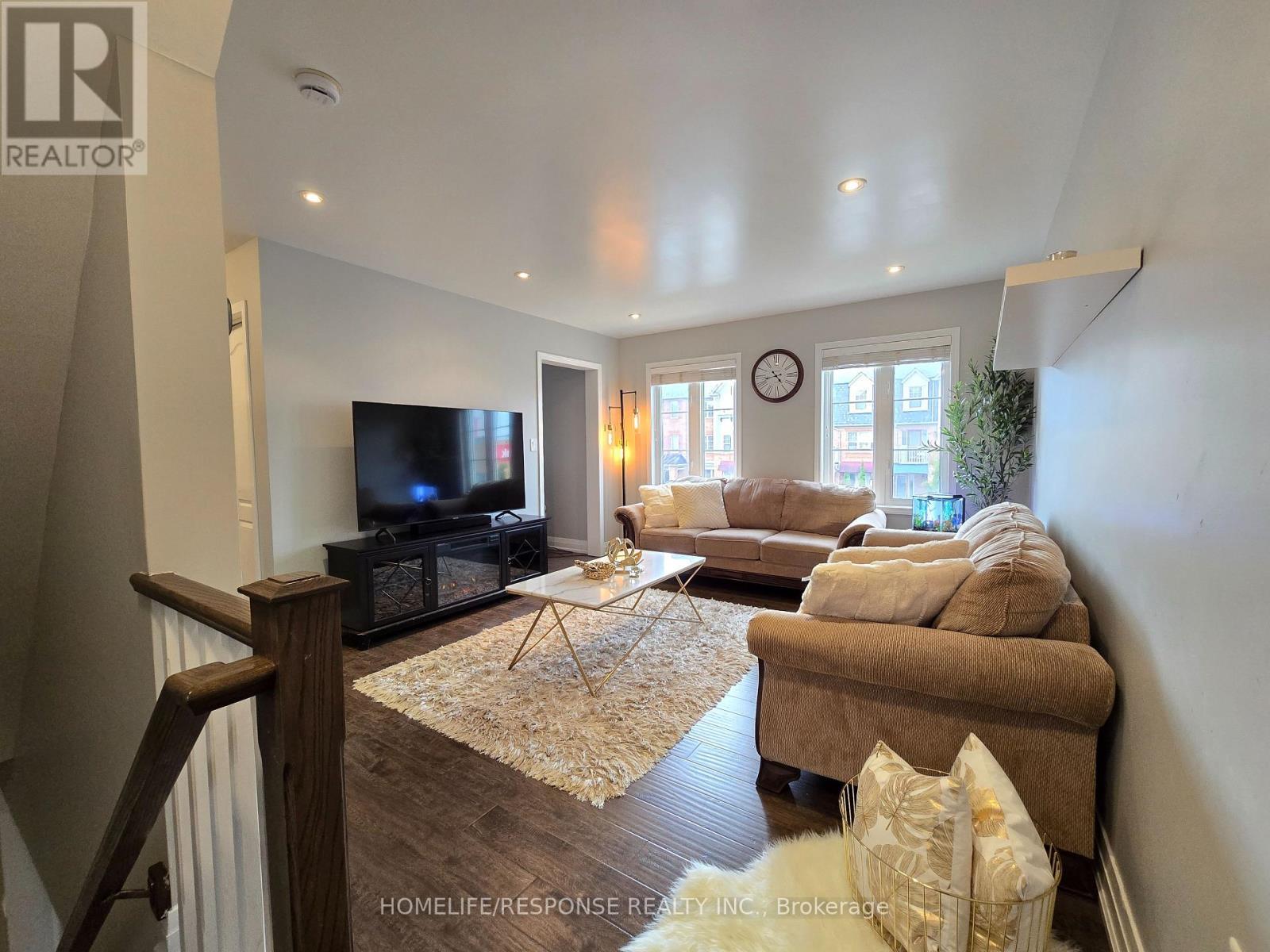 635 Scott Boulevard, Milton, ON - Indoor Photo Showing Living Room