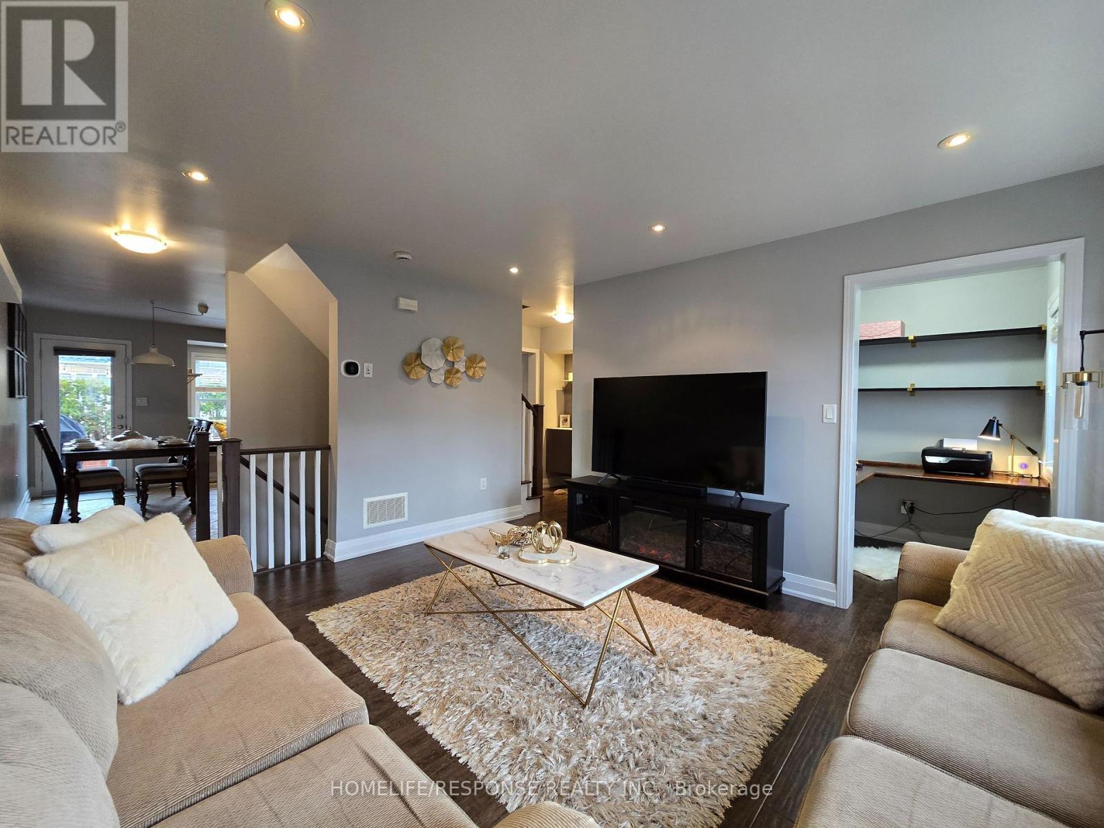 635 Scott Boulevard, Milton, ON - Indoor Photo Showing Living Room