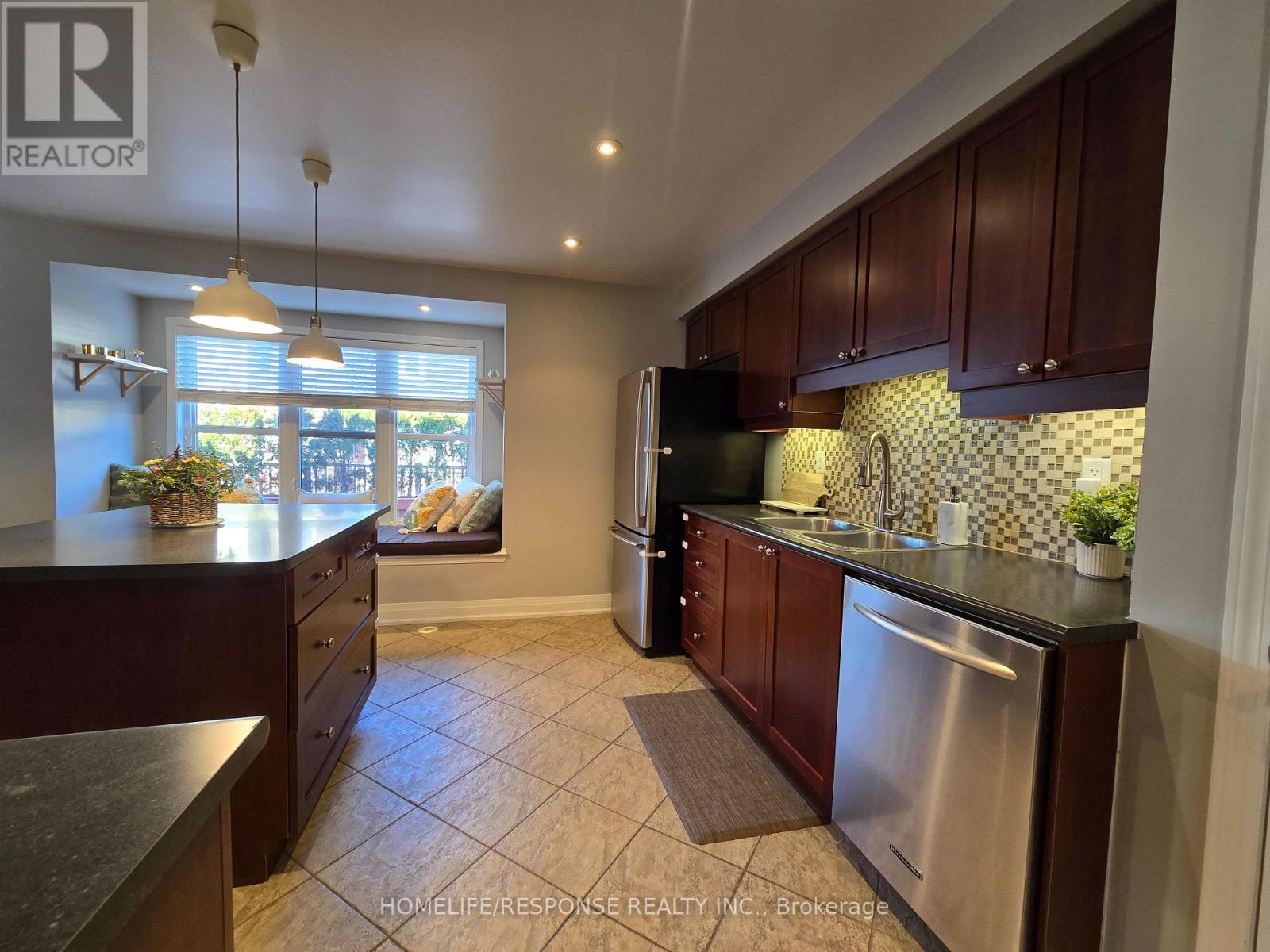 635 Scott Boulevard, Milton, ON - Indoor Photo Showing Kitchen With Double Sink