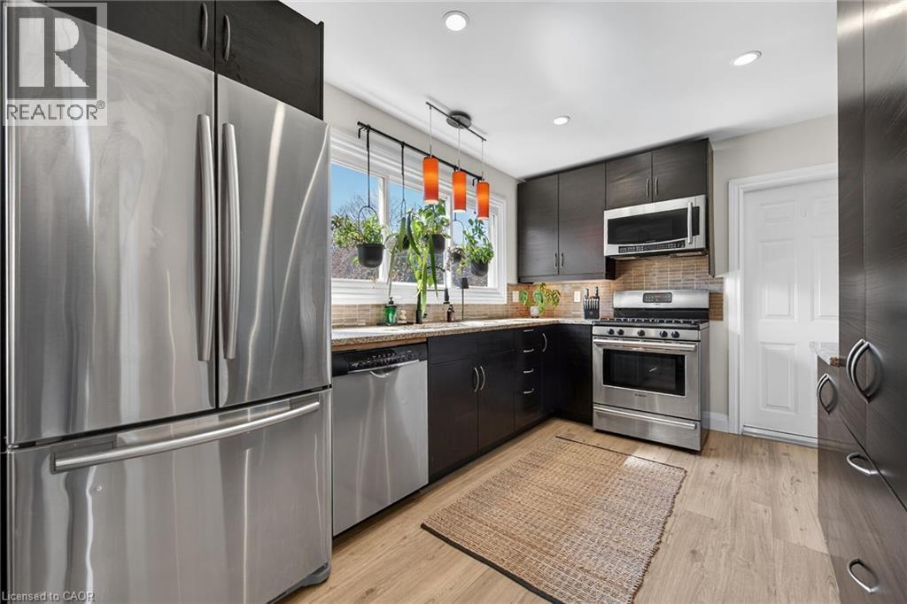 Dining room with light wood finished floors and baseboards - 844 Upper Wellington Street, Hamilton, ON - Indoor Photo Showing Dining Room