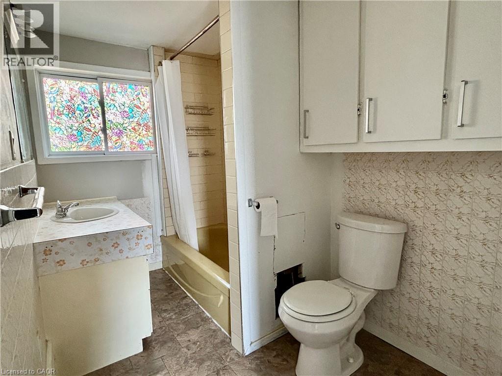 153 Cameron Avenue N, Hamilton, ON - Indoor Photo Showing Bathroom