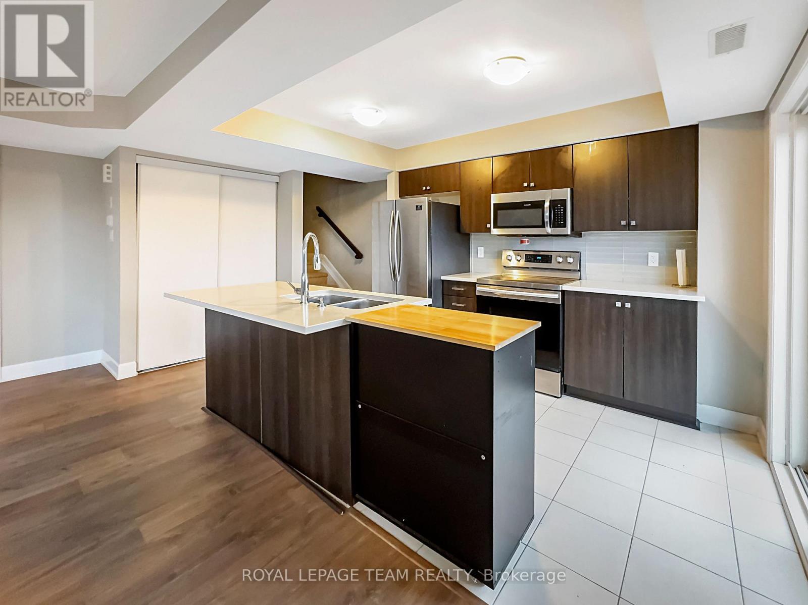 36 Affinity Private, Ottawa, ON - Indoor Photo Showing Kitchen With Double Sink