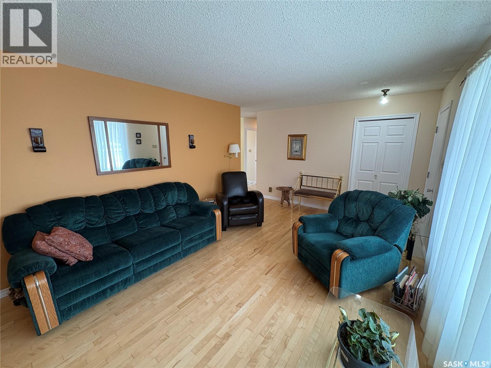109 Road Avenue, Langenburg, SK - Indoor Photo Showing Living Room