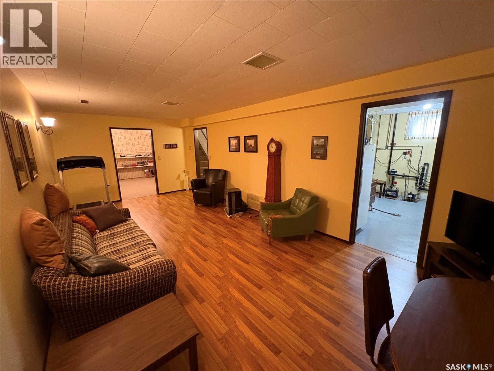 109 Road Avenue, Langenburg, SK - Indoor