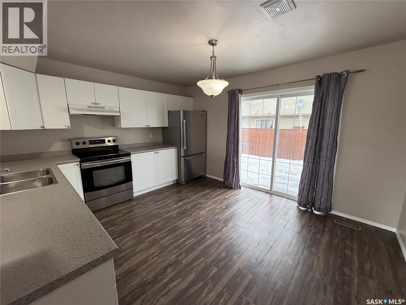 32 809 Kristjanson Road, Saskatoon, SK - Indoor Photo Showing Kitchen With Double Sink