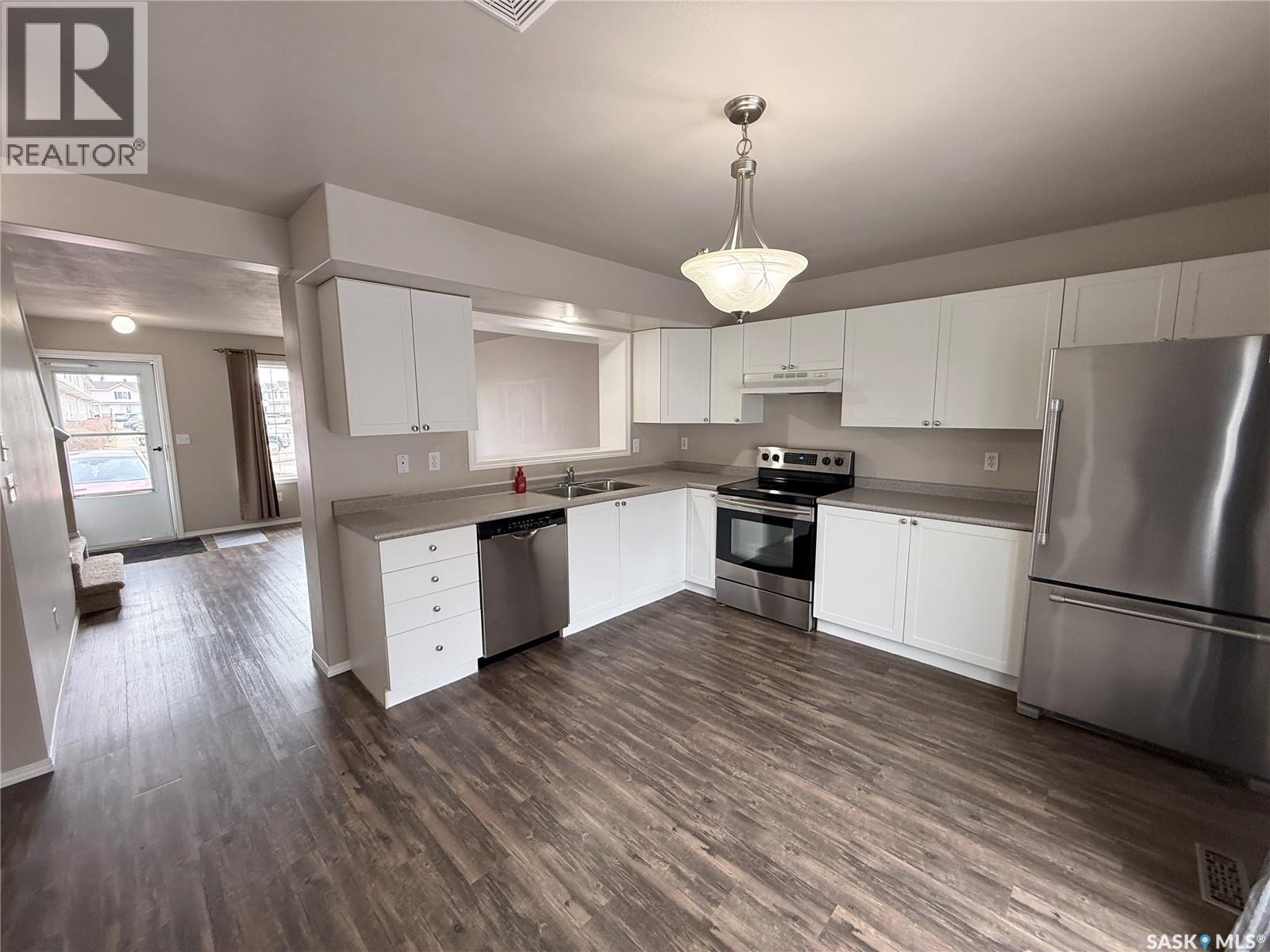 32 809 Kristjanson Road, Saskatoon, SK - Indoor Photo Showing Kitchen With Double Sink