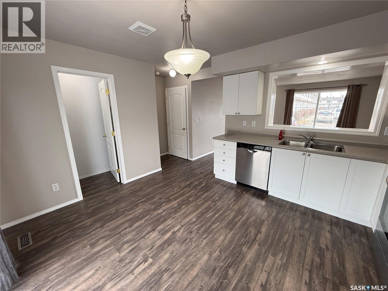32 809 Kristjanson Road, Saskatoon, SK - Indoor Photo Showing Kitchen With Double Sink