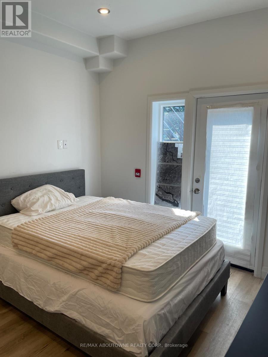 66 Wellington Street S, Hamilton, ON - Indoor Photo Showing Bedroom