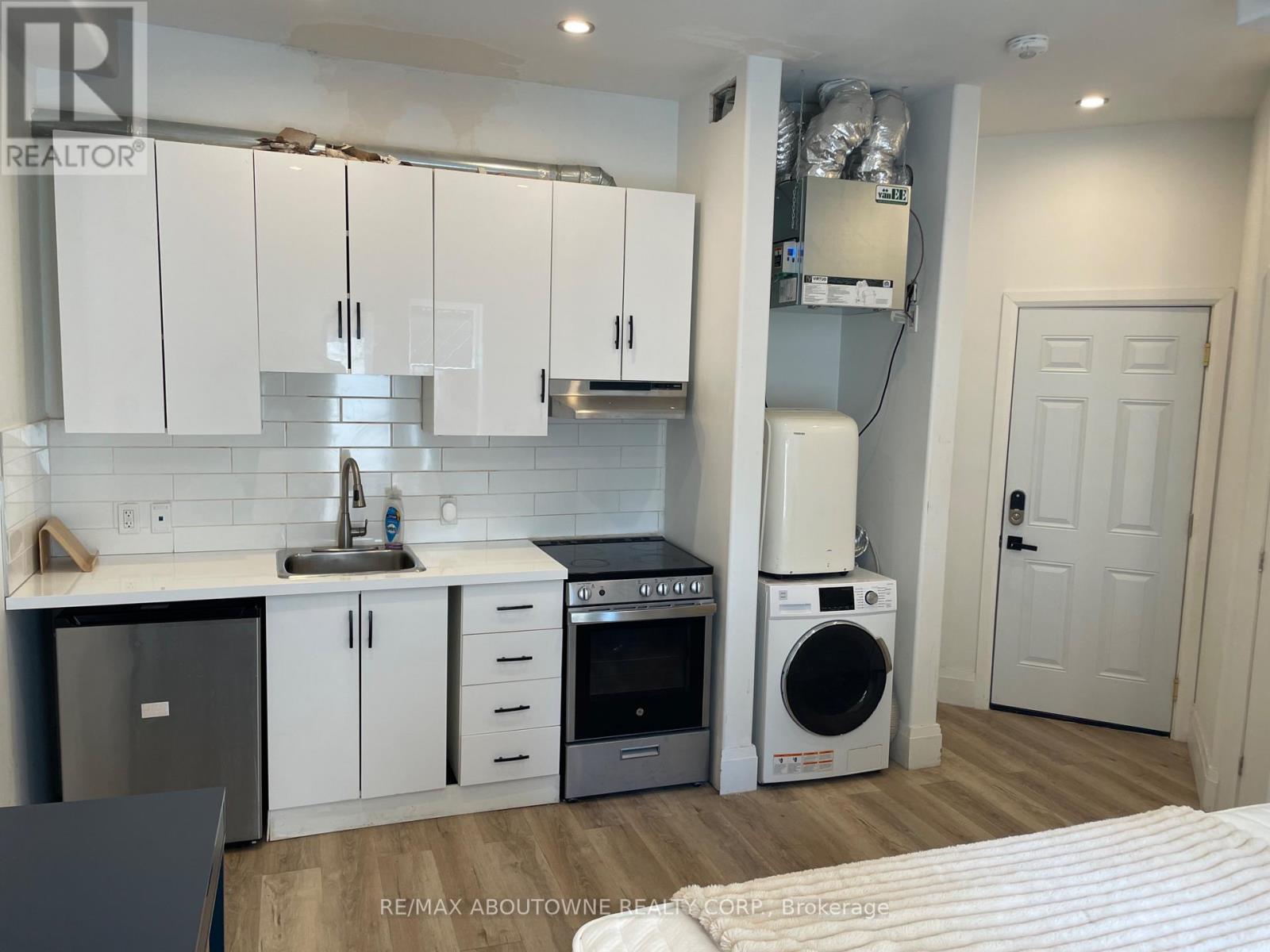 66 Wellington Street S, Hamilton, ON - Indoor Photo Showing Kitchen