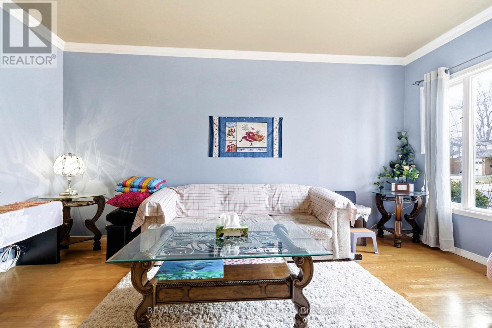 672 Champlain Drive, Cornwall, ON - Indoor Photo Showing Living Room