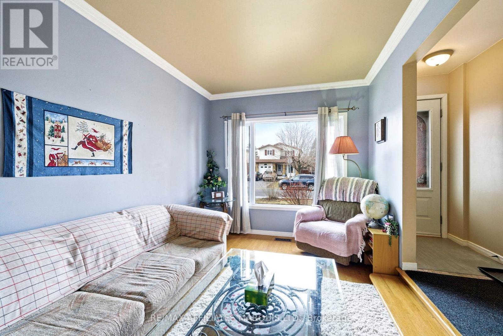 672 Champlain Drive, Cornwall, ON - Indoor Photo Showing Living Room