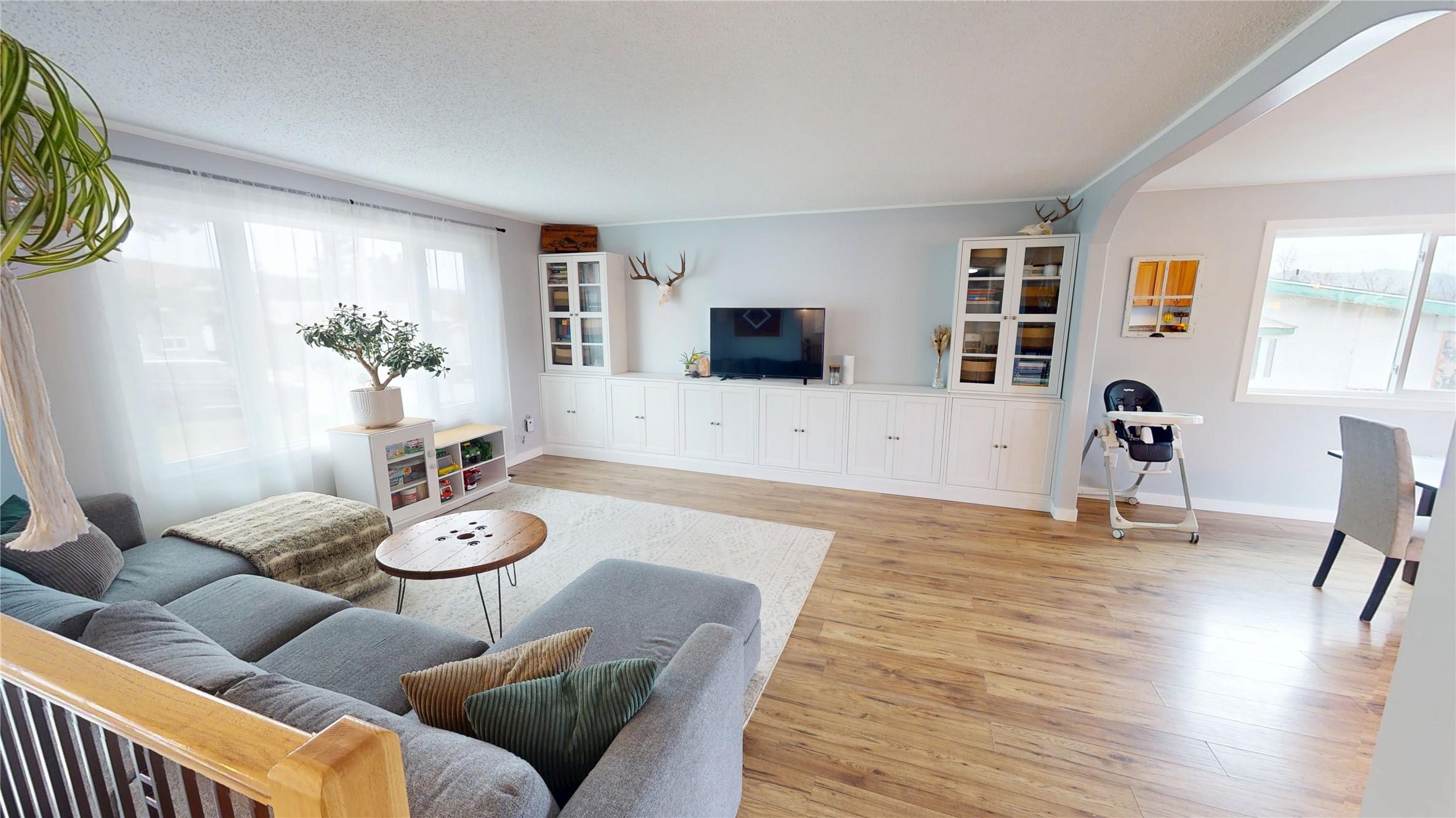 2620 3Rd Street, Cranbrook, BC - Indoor Photo Showing Living Room