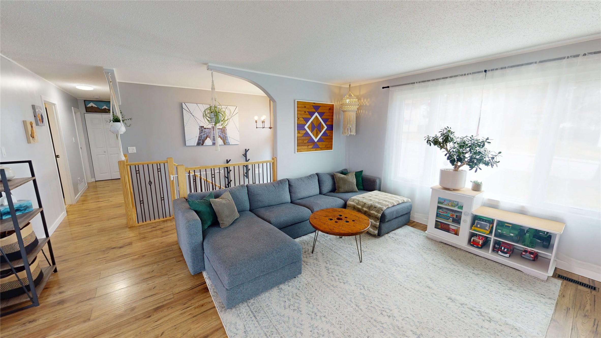 2620 3Rd Street, Cranbrook, BC - Indoor Photo Showing Living Room